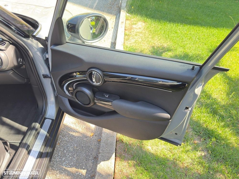 MINI 5 Portas Cooper Premium Essential Auto - 19