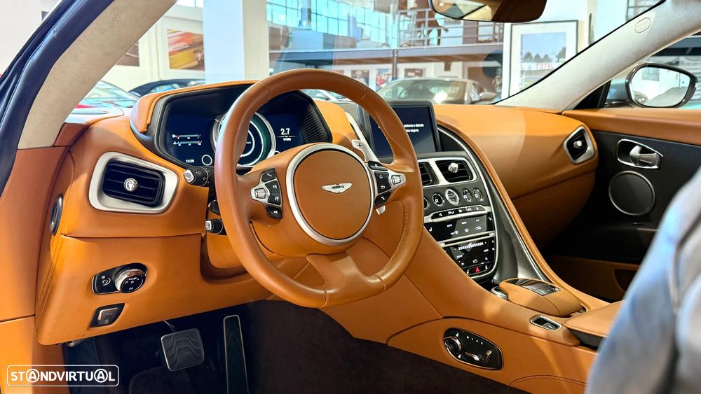 Aston Martin DB11 Coupé - 20