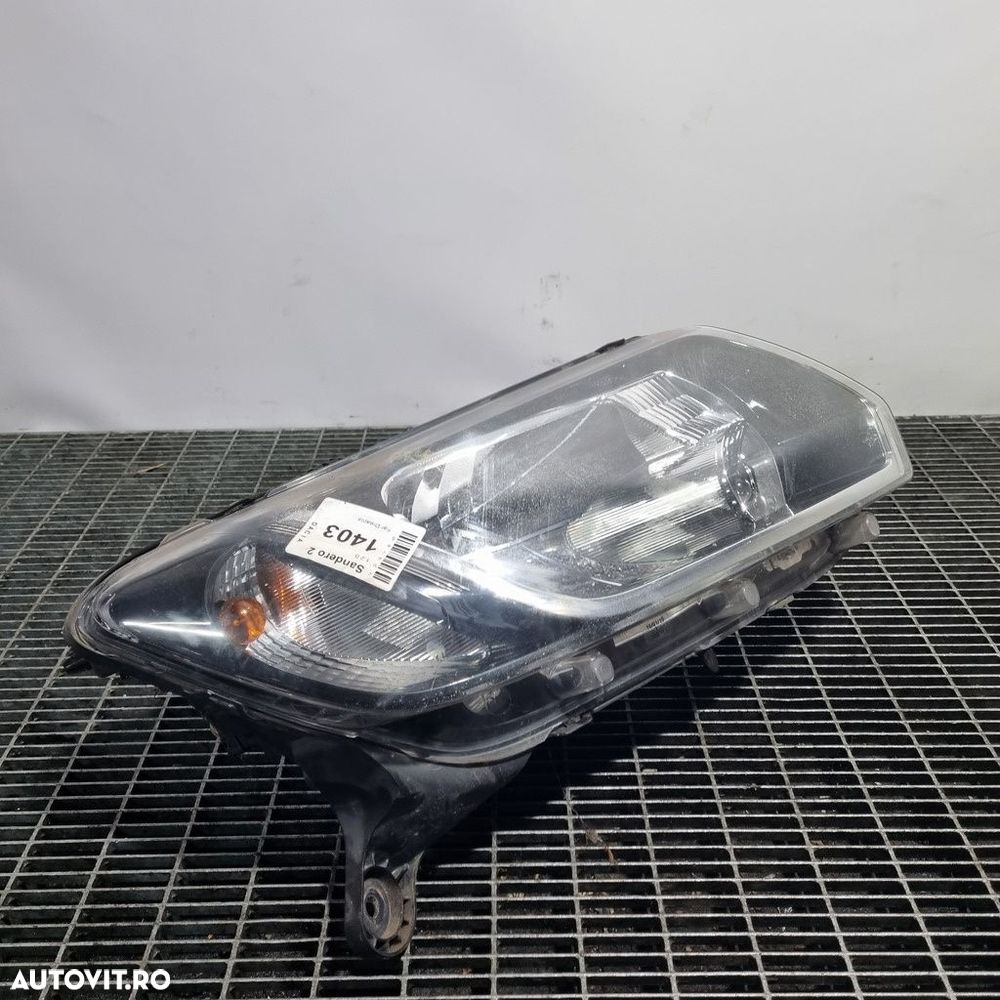 Far Dreapta Dacia Sandero 2 2012 - 2016 Hatchback 4 Usi (1403) Fara xenon 260102523R - 1