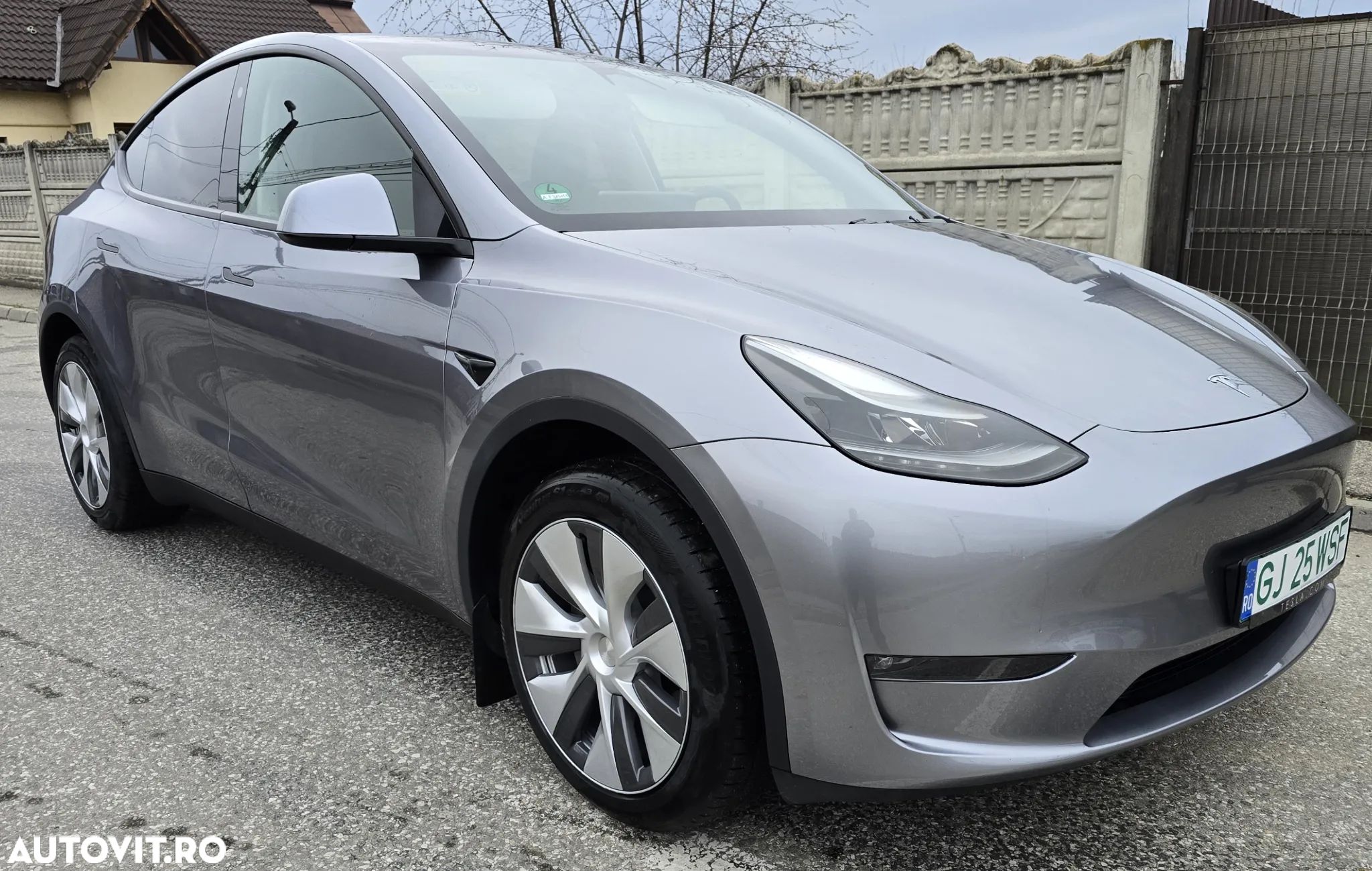 Tesla Model Y Long Range Dual Motor AWD - 1