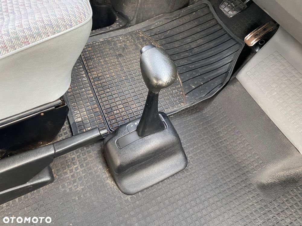 Volkswagen Caravelle - 20