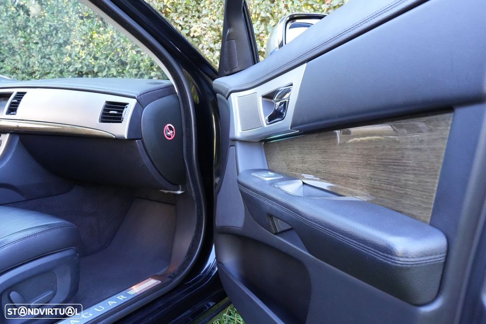 Jaguar XF 2.2 D Luxury - 31