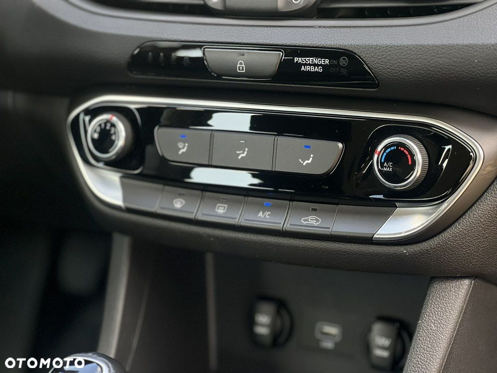 Hyundai i30 1.5 DPI Classic + - 28