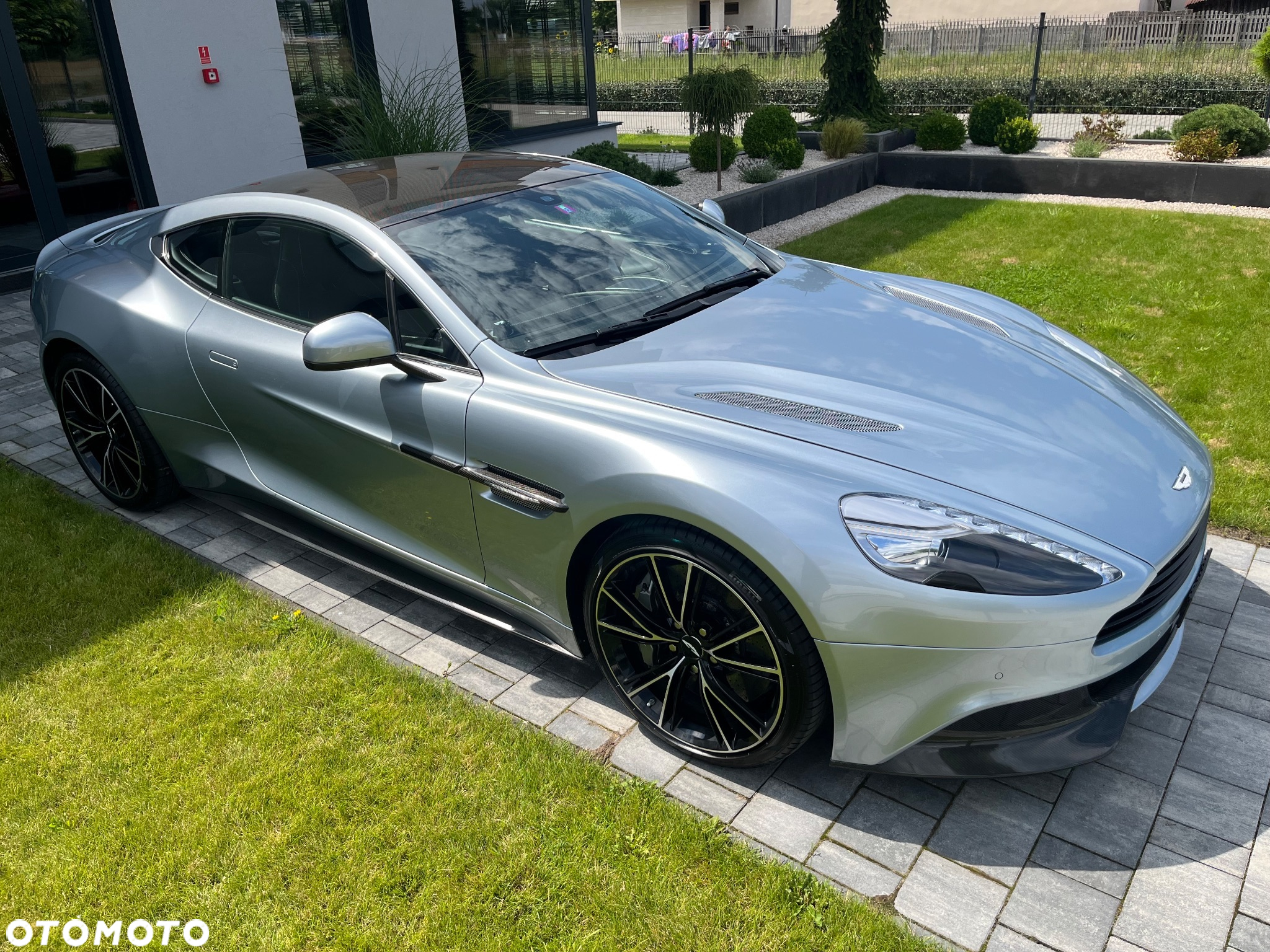 Aston Martin Vanquish - 2