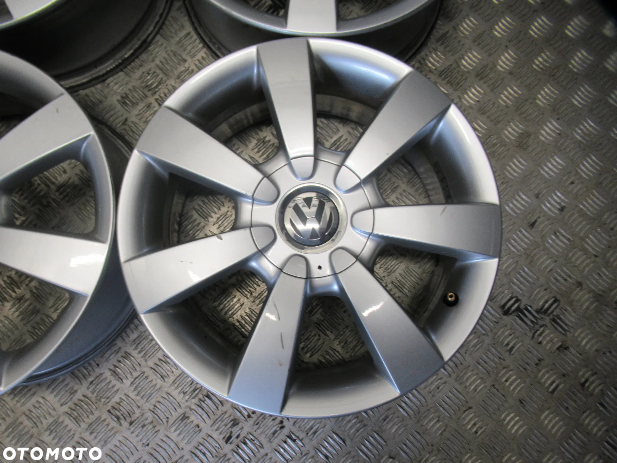 Felgi Vw New Beattle Gplf IV Taigo T-Cross 6,5Jx16 et42 5x100 - 4