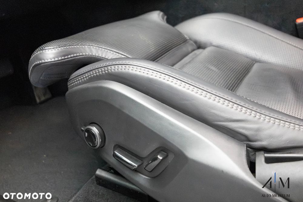 Volvo XC 60 B4 D AWD Ultimate Dark - 19