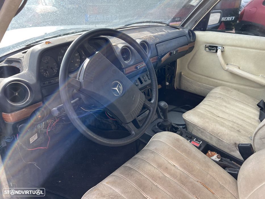 Mercedes E300 de 1977 para Peças - 4