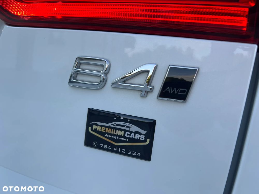 Volvo XC 60 B4 D AWD Plus Dark - 24