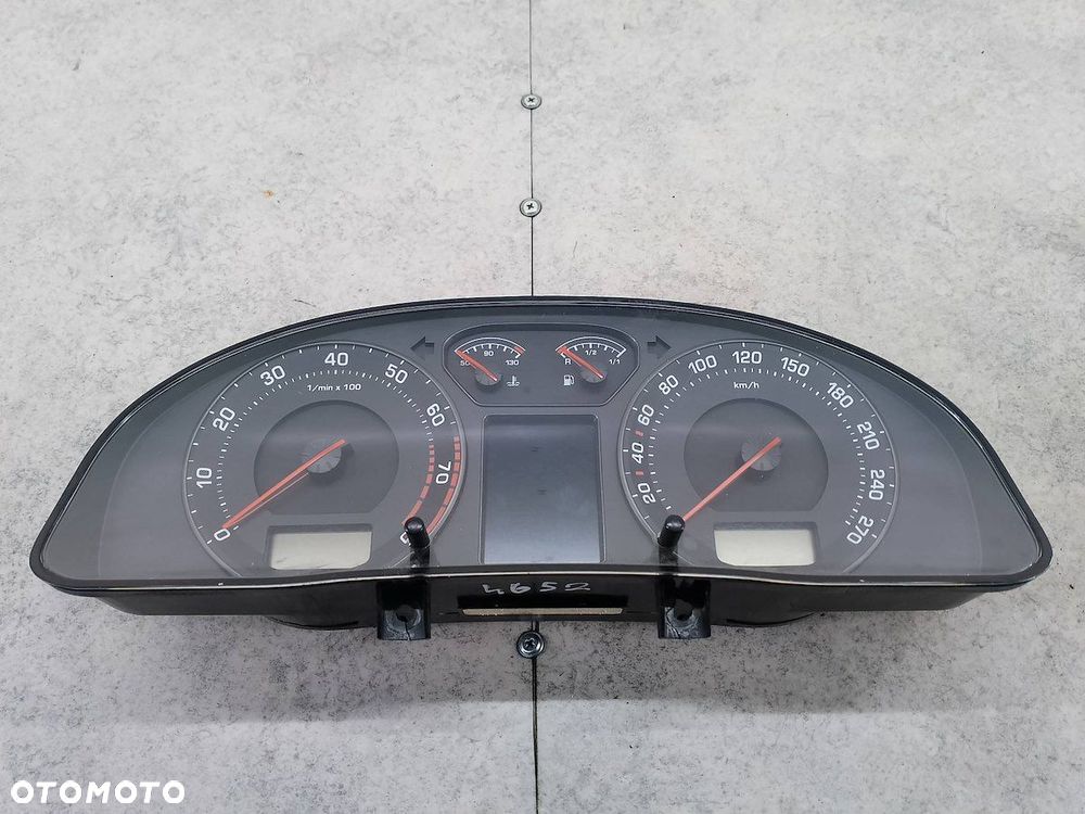 LICZNIK SKODA SUPERB I 3U0920840C 2.8 V6 - 1
