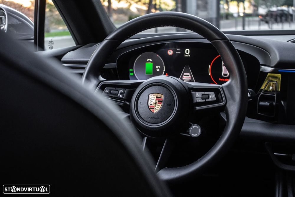Porsche Macan Electric 4 - 35