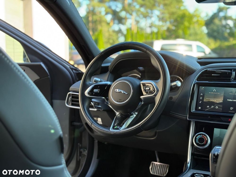 Jaguar XE 2.0 P250 R-Dynamic Black - 7