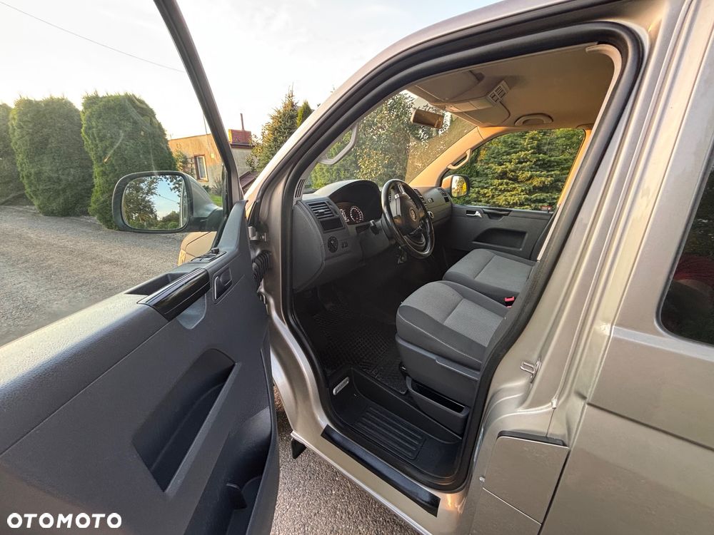 Volkswagen Caravelle - 11