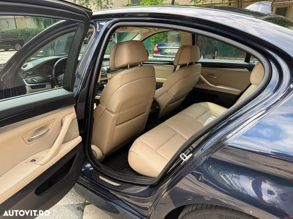 BMW Seria 5 525d xDrive - 14