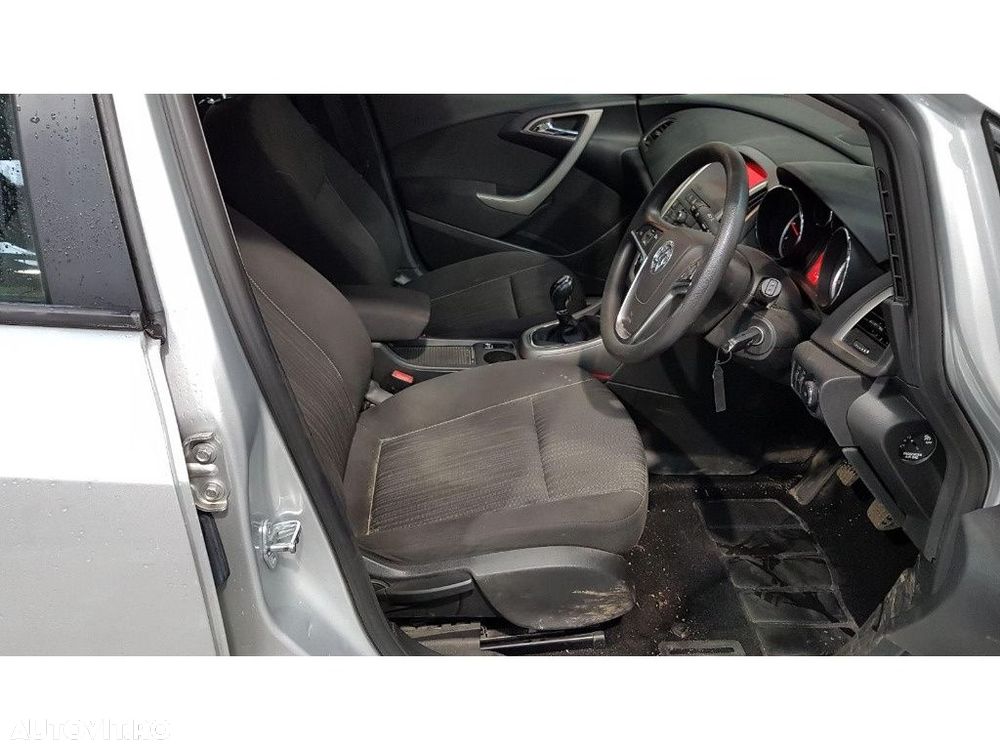 Centuri siguranta spate Opel Astra J 2011 Break 1.7D - 8