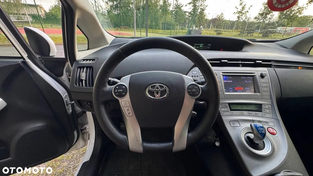 Toyota Prius (Hybrid) Executive - 12