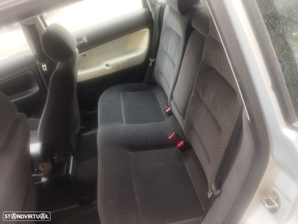 VW Passat 1.9 TDi Confortline - 8