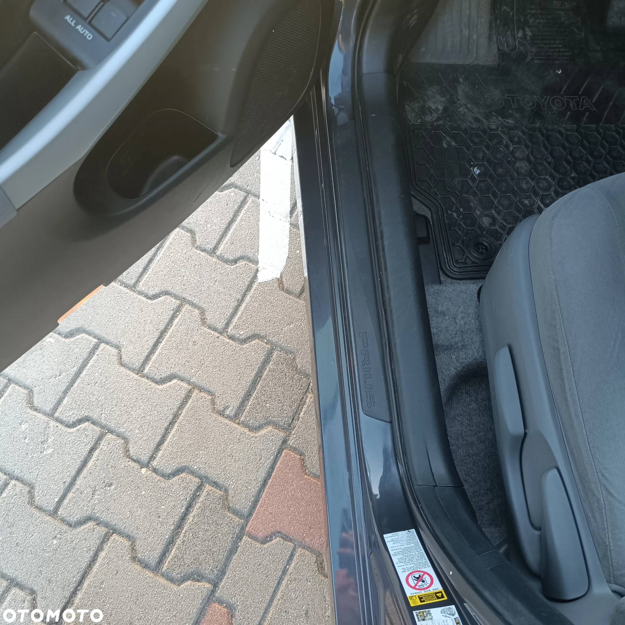 Toyota Prius (Hybrid) Life - 25