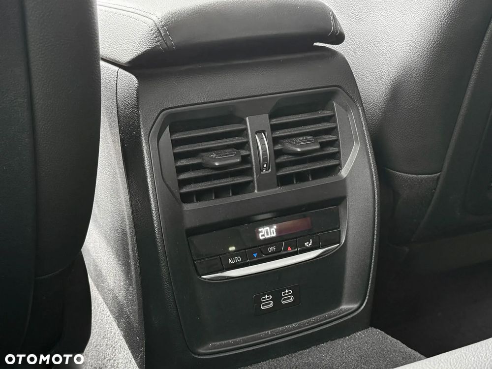 BMW Seria 3 320d xDrive Luxury Line - 28