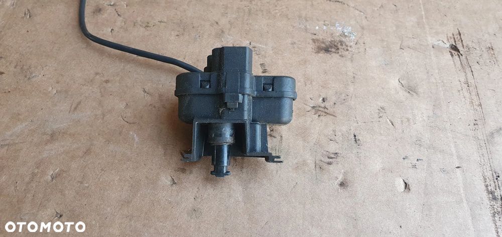 Siłownik silniczek klapki wlewu paliwa VW Tiguan I Lift 5N0810773E - 2