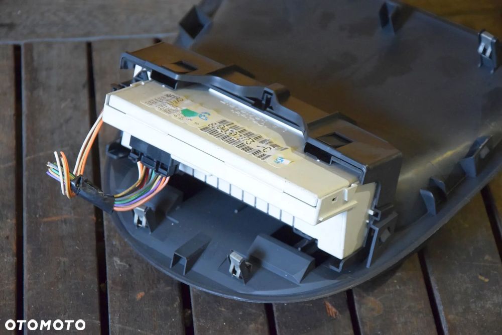 Renault Clio III 3 Wyświetlacz górny centralny radia 8200307273-C - 2