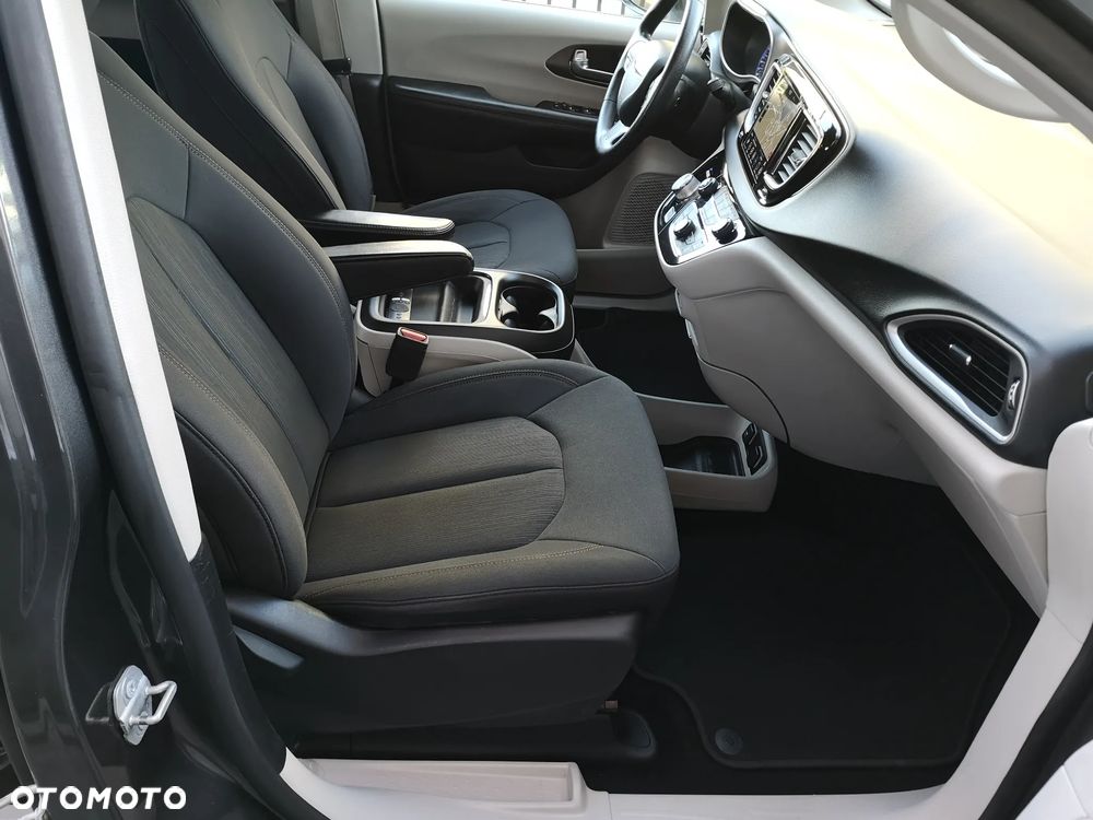 Chrysler Pacifica - 26