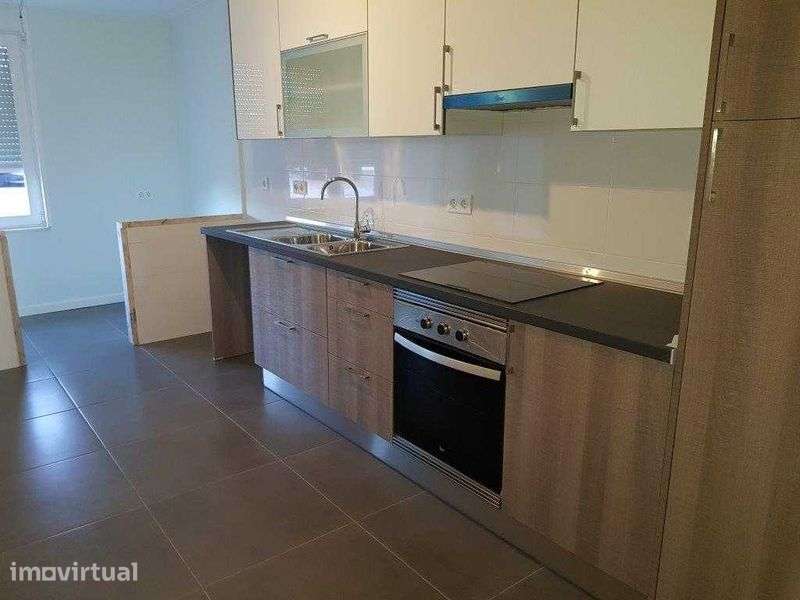 T2+1 Amadora - Junto ao Metro Amadora Este - Grande imagem: 2/12