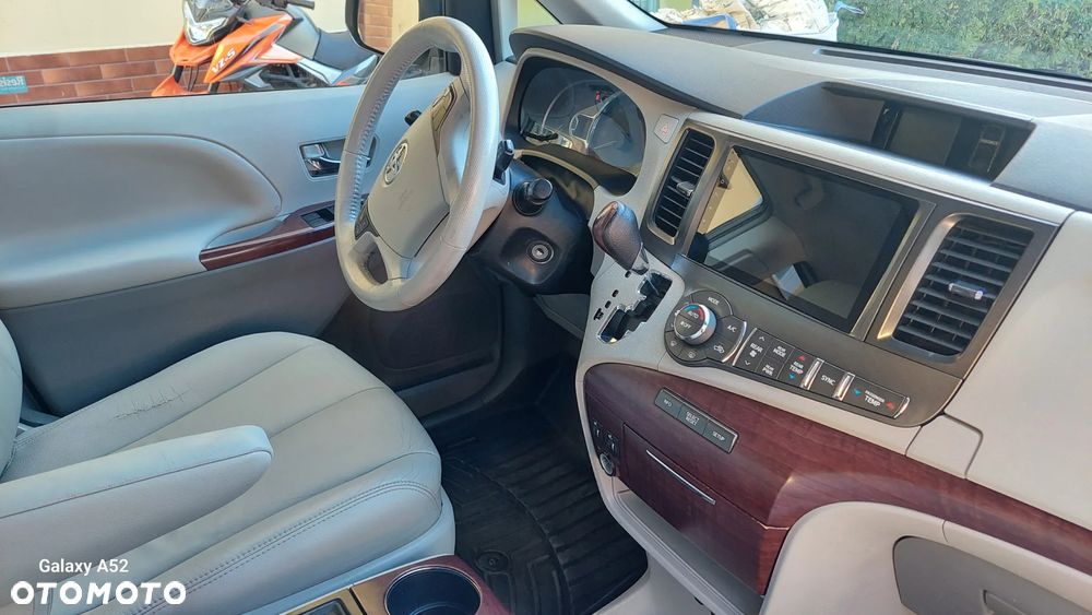 Toyota Sienna - 9