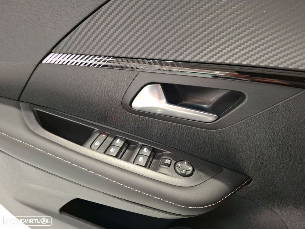 Peugeot 208 1.2 Hybrid Allure e-DCS6 - 22