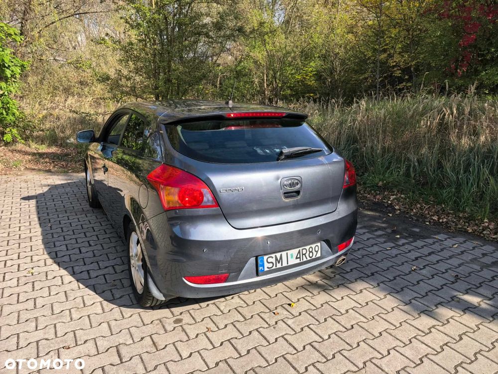 Kia Ceed 2010 photo 2