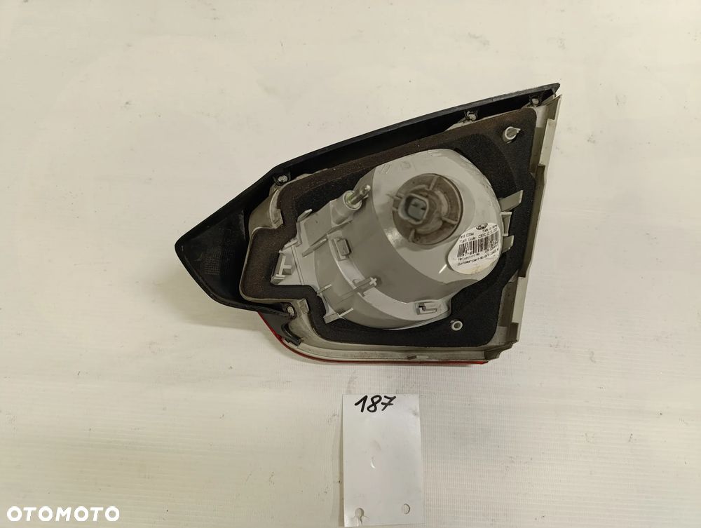 KUGA MK1 LAMPA LEWY TYŁ TYLNA W KLAPĘ - 4