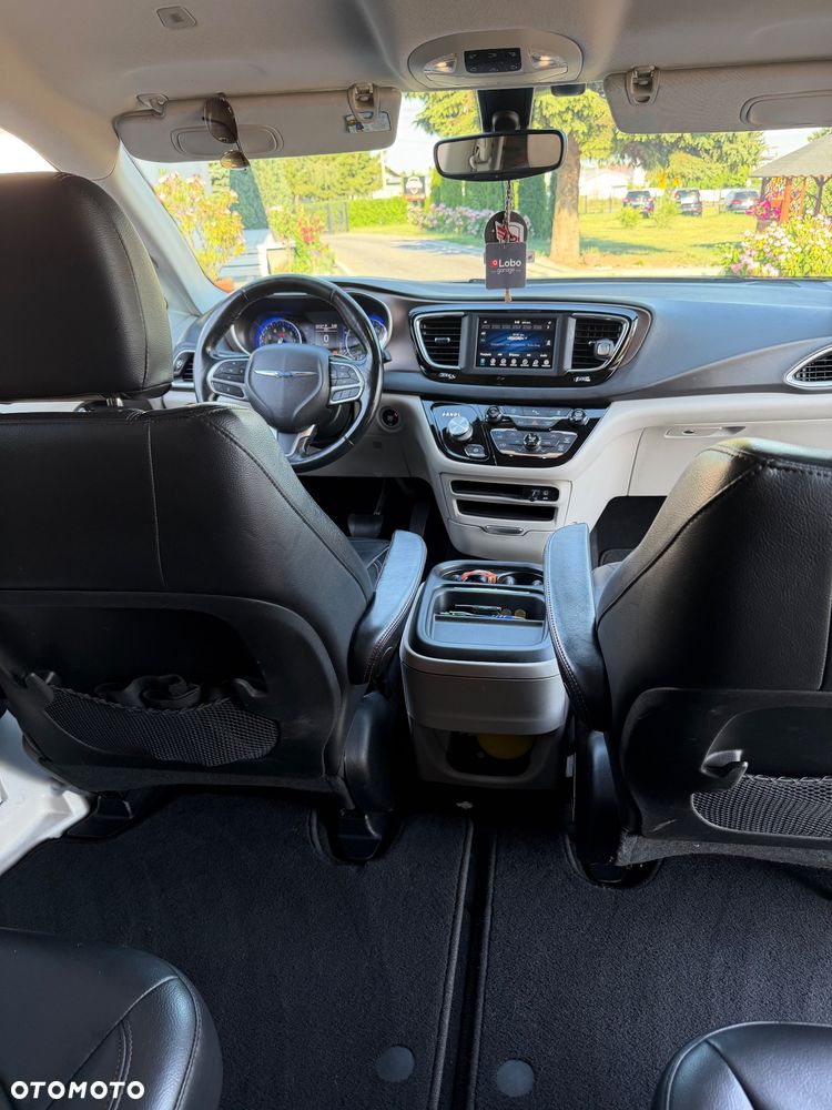 Chrysler Pacifica - 16