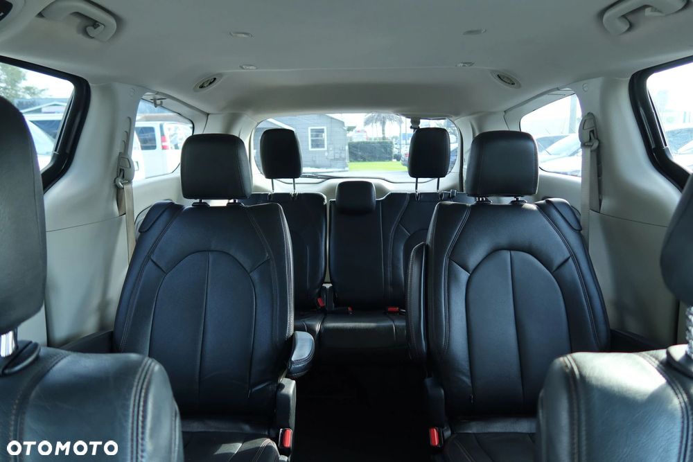 Chrysler Pacifica - 12