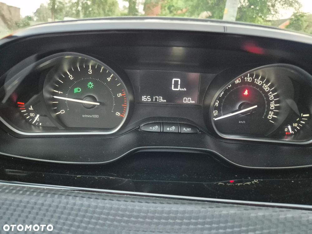 Peugeot 208 - 8