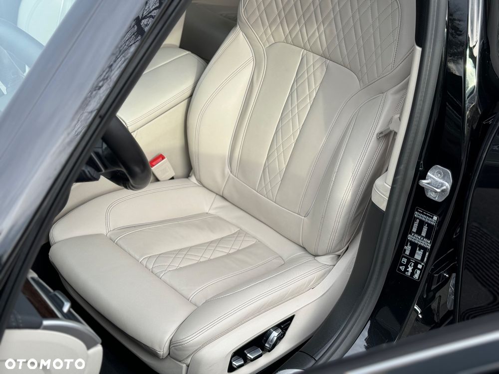 BMW Seria 7 730d xDrive mHEV - 13