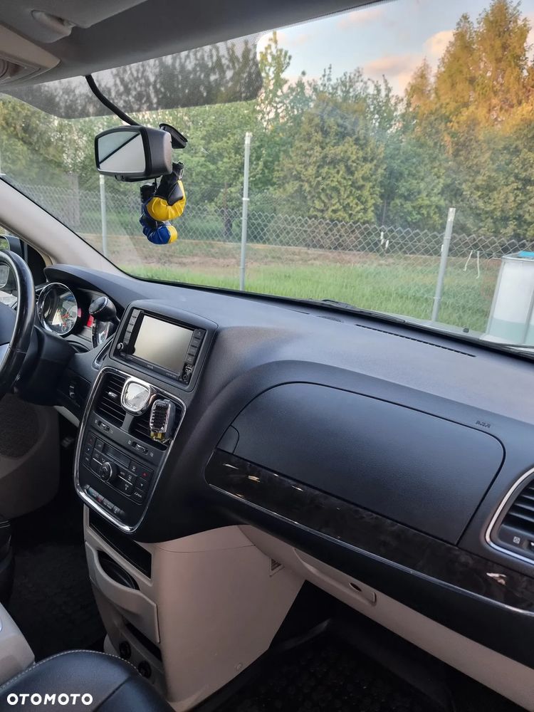 Chrysler Town & Country - 5