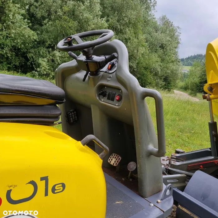 Wacker Neuson 1501 Wozidło 4x4  Budowlane-Ogrodnicze-rolnicze. Transporter 1,5 tony o bardzo małych gabarytach. Obrotowa Paka. Maszyna jak Nowa Pochodzi z gospodarstwa Norweskiego! Zaledwie 1000mtg. Rok 2016. Serwisowana w DEKRA Norweska BMWT. Ani Deka Luzów i wycieków. Mała zgrabna maszyna. Moc i wydajność Potężna. Komfort pracy. Napęd HYDROSTATIC. OKAZJA Silnik Yanmar 3 cyl. - 10