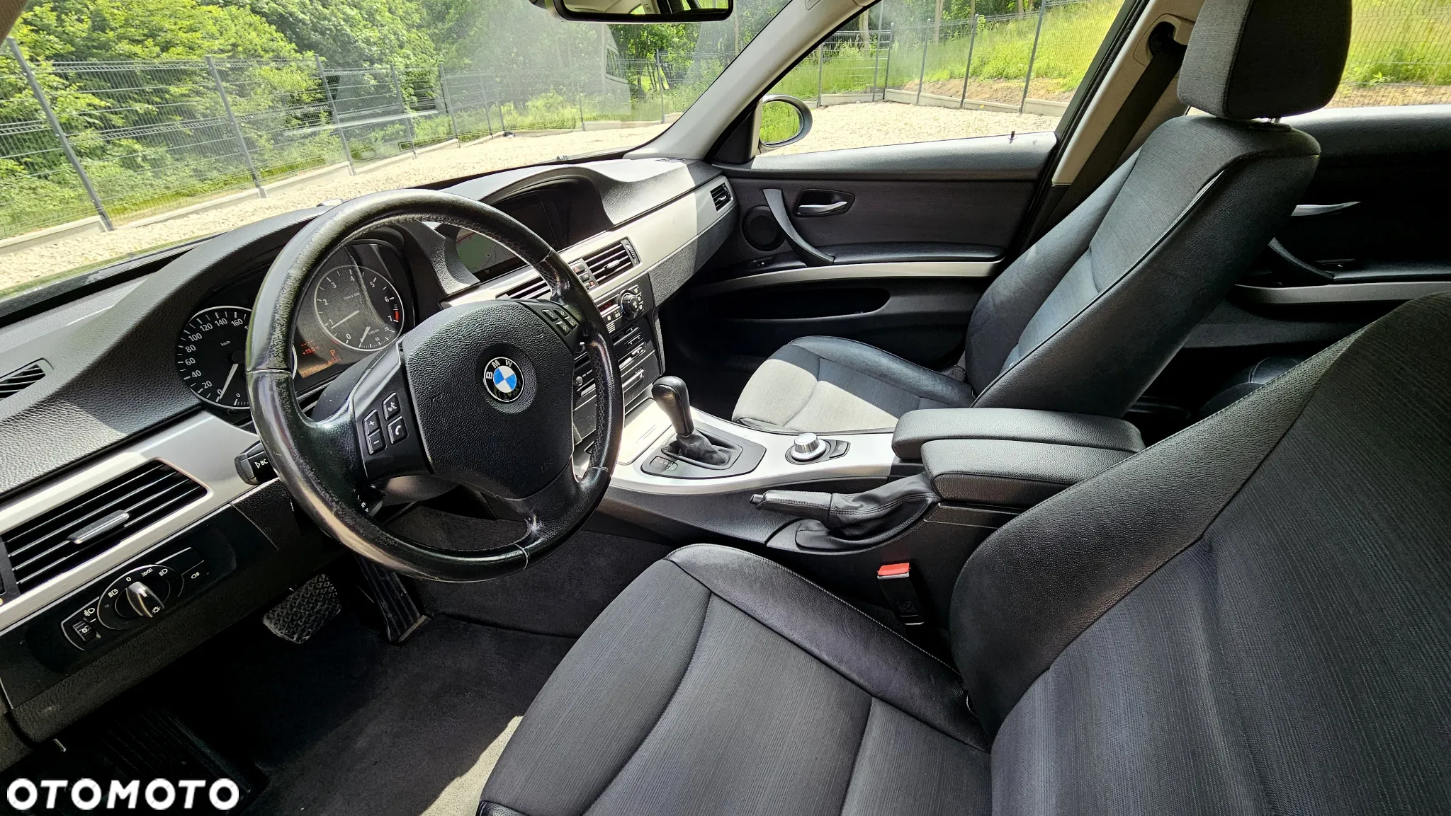 BMW Seria 3 318i Touring - 26