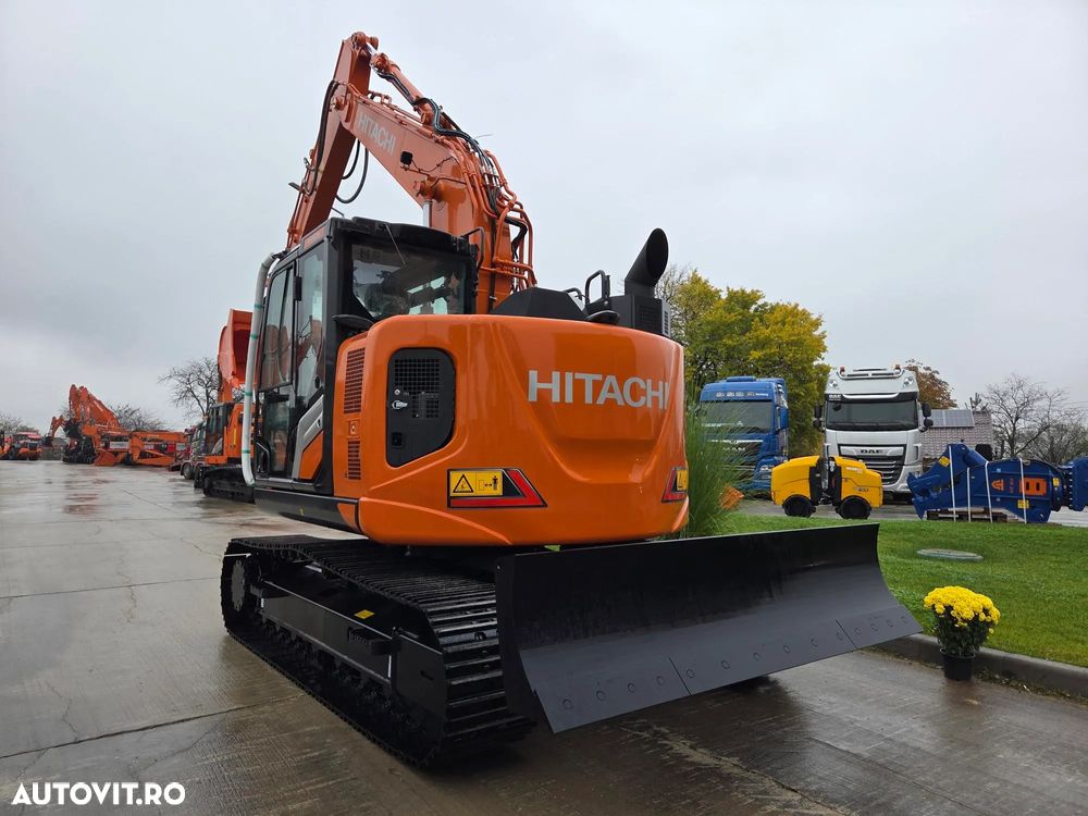 Hitachi ZX135-7, NOU, 2025, COMPACT-rotire gabarit senile, LAMA NIVELARE, Adancime sapaare 6m, Inst picon, camera spate, camere laterale, Consum 6l/h, Masa operationala 16t, Cupa 1,2m latime, Ridica 9t, latime 2,49m, leasing 5 ani ,PROMOTIE 133.900 Eur+Tva - 2