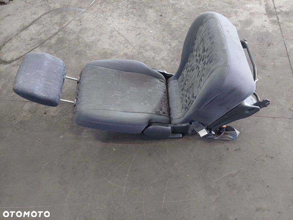FOTEL TRZECI RZĄD PRAWY TYŁ TOYOTA PREVIA II - 2