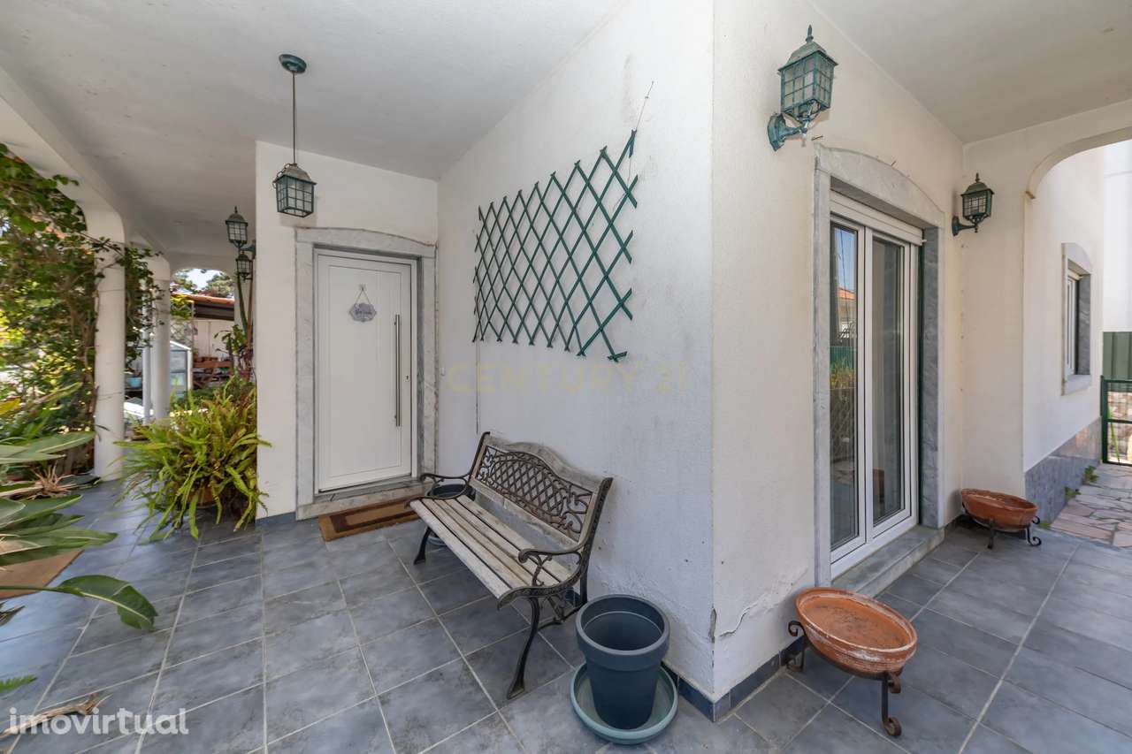 Moradia T5 no centro da Quinta do Conde – Espaço, Conforto e Localizaç - Grande imagem: 2/54