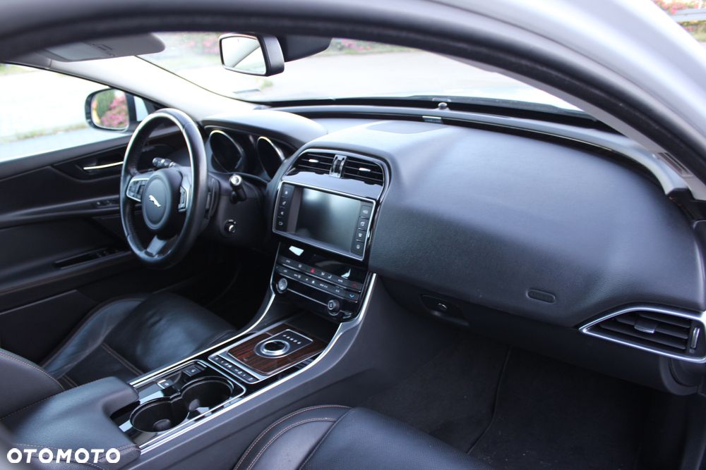 Jaguar XE S - 34