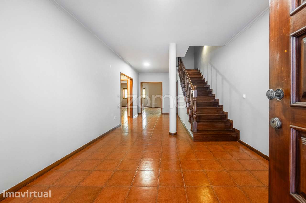 Moradia T4 Semi - Renovada com Terraço e Garagem Dupla | Lomar - Grande imagem: 3/31