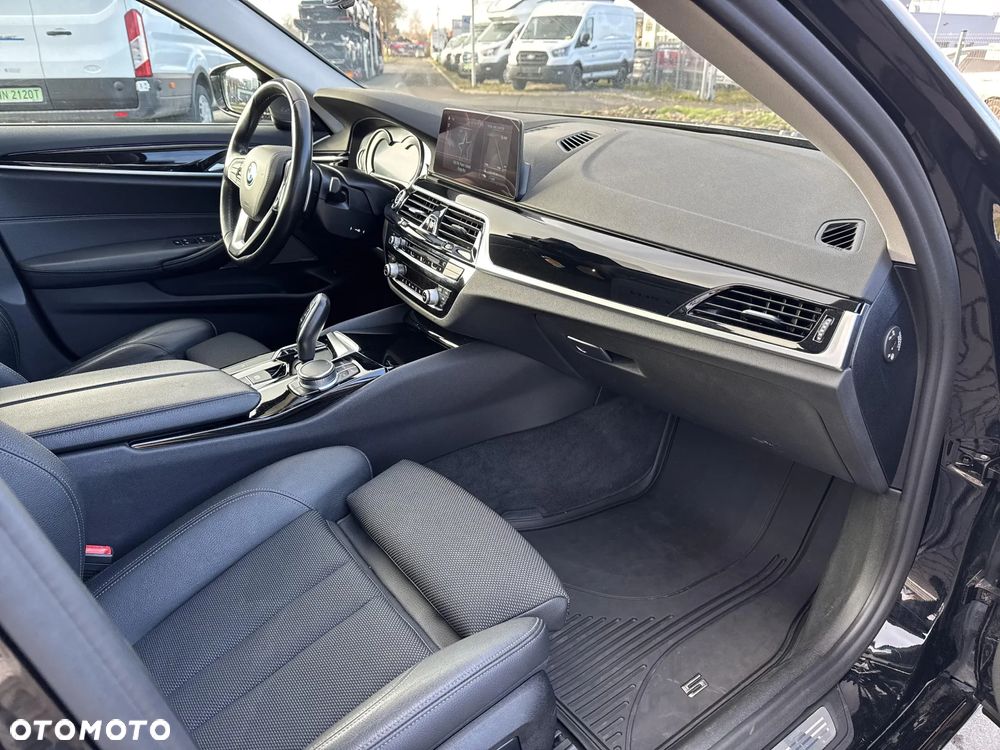 BMW Seria 5 530i GPF xDrive Sport Line sport - 14