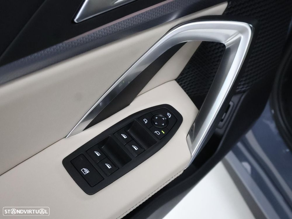 BMW iX1 eDrive20 Pack Desportivo M - 11