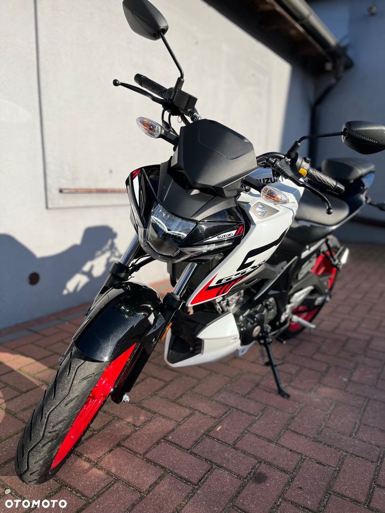 Suzuki GSX - 16