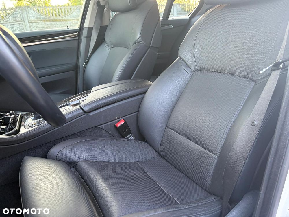 BMW Seria 5 550i - 8
