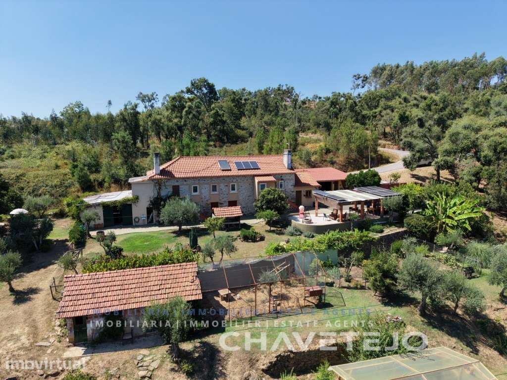 Moradia em pedra recentemente restaurada implantada num terreno fan... - Grande imagem: 5/60