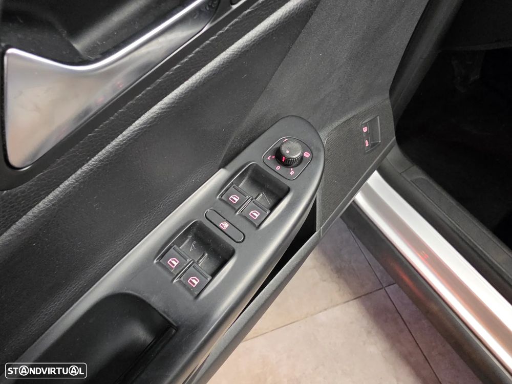 VW Passat Variant 2.0 TDi Highline DSG - 39