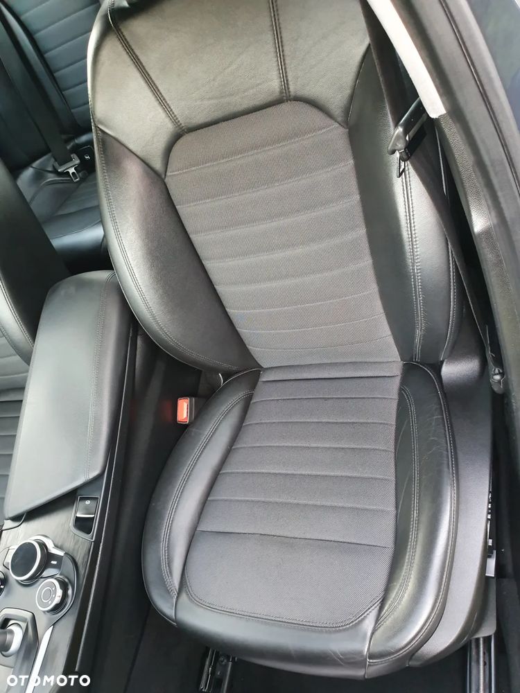 Alfa Romeo Giulia 2.2 Diesel AT8 Executive - 19