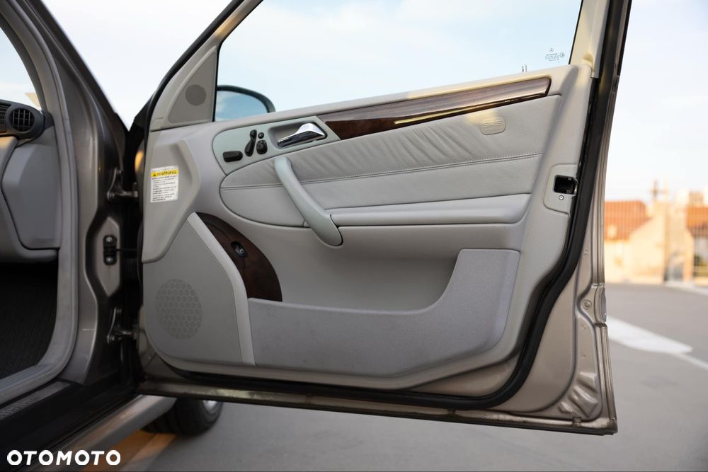 Mercedes-Benz Klasa C 320 4Matic Classic - 13